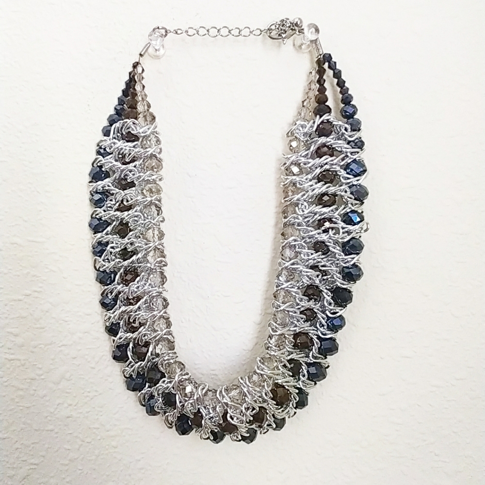 Round necklace.
